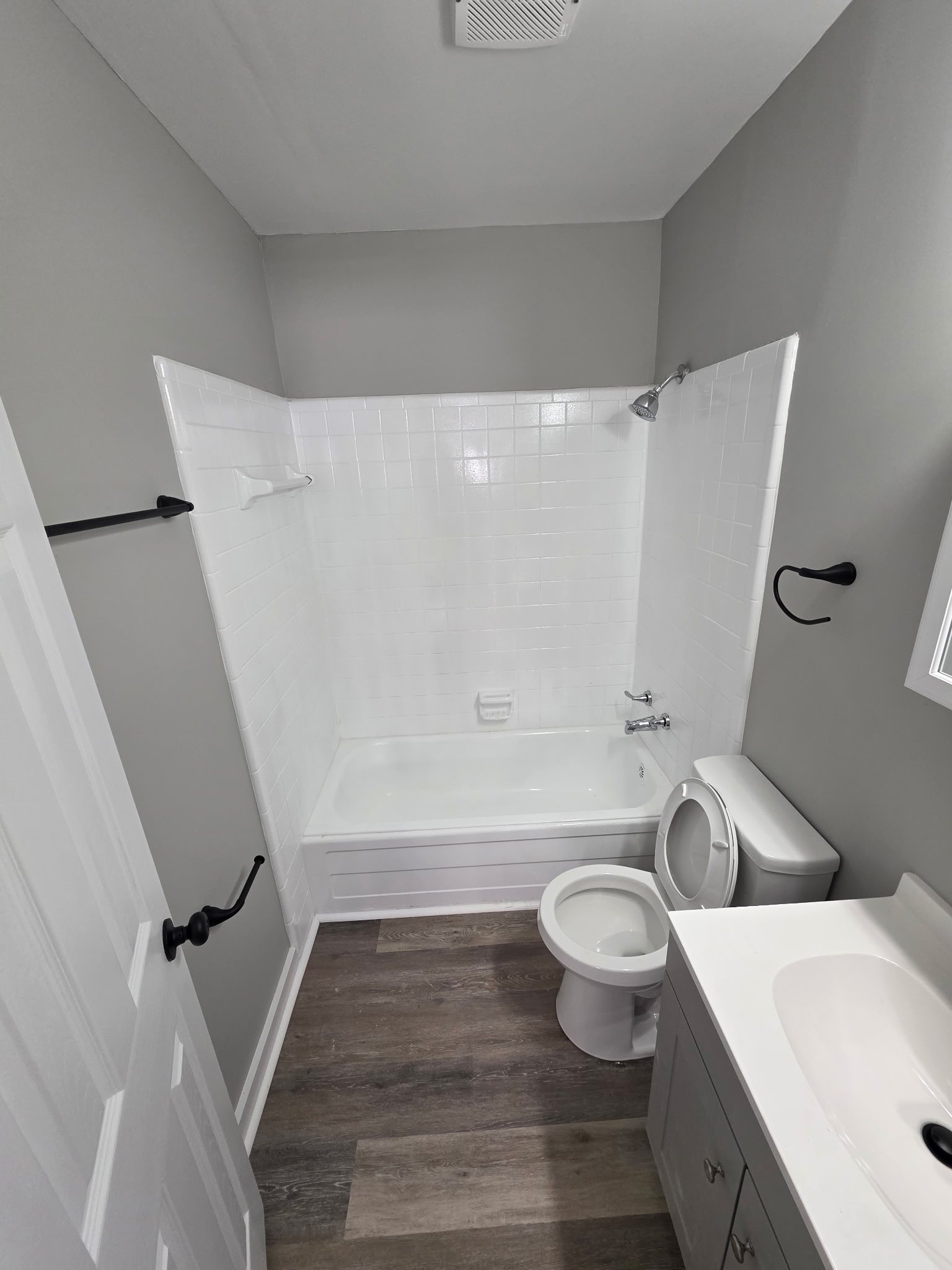 1 Bedroom bathtub and shower